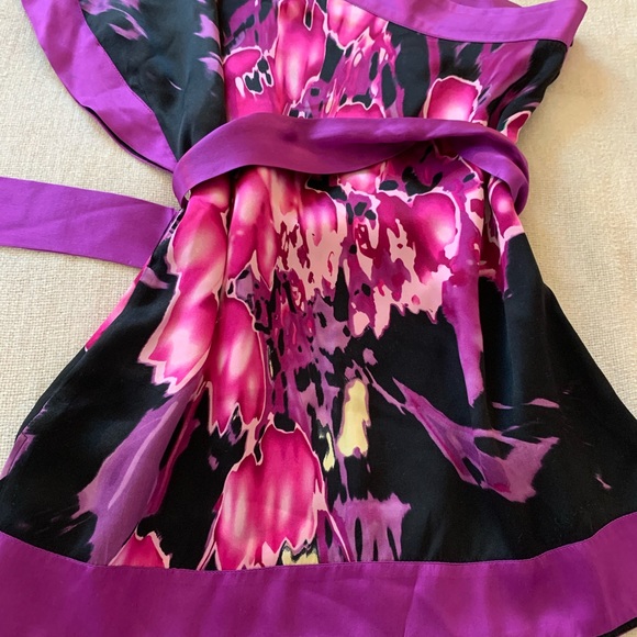 bebe 100% silk One-Shoulder top with sash. XS - Picture 4 of 8